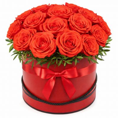 Красные розы в шляпной коробке «Алая страсть»