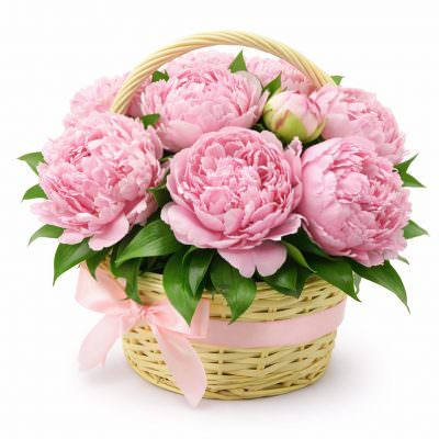 Цветы в корзинке с пионами
