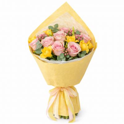 Букет из роз и ирисов «Нежный румянец»