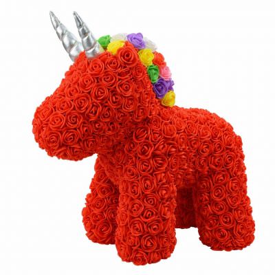 Единорог из роз красный