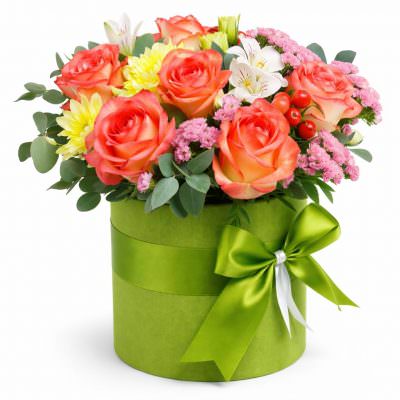 Красивый букет в шляпной коробке «Яркий момент»