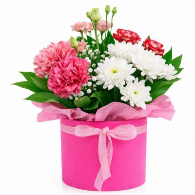 Цветочная композиция в шляпной коробке «Рассветный бриз»